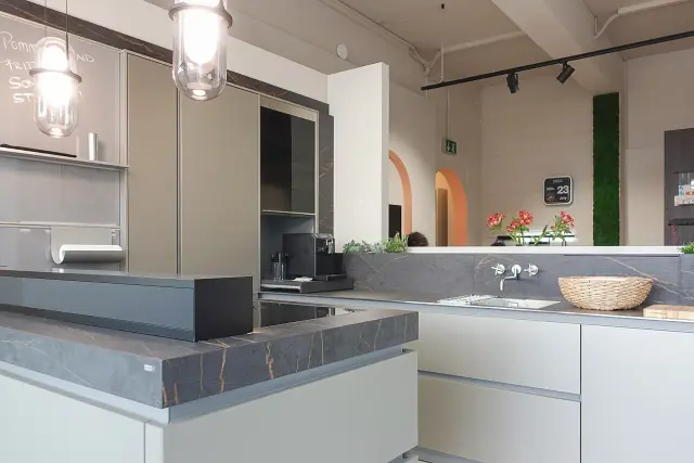 Schüller Smartglas Halbinsel mit Dekton und Edelstahl von Schüller