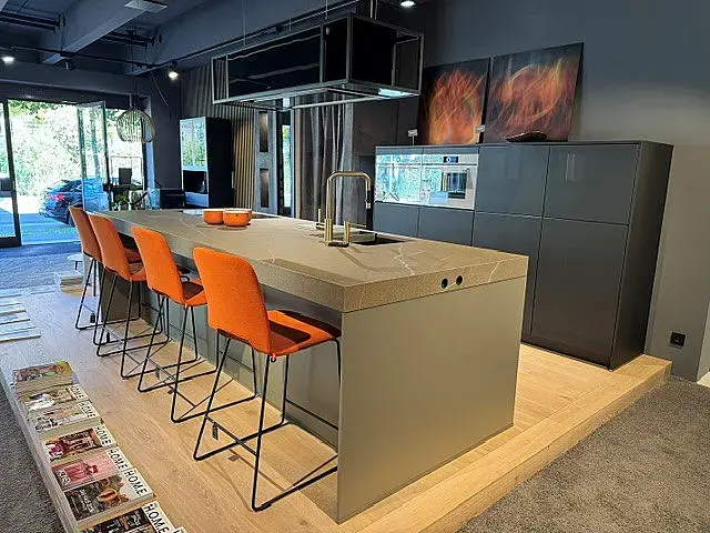 Häcker N132 Inselküche Sandgrau Metallic mit Keramik von Häcker
