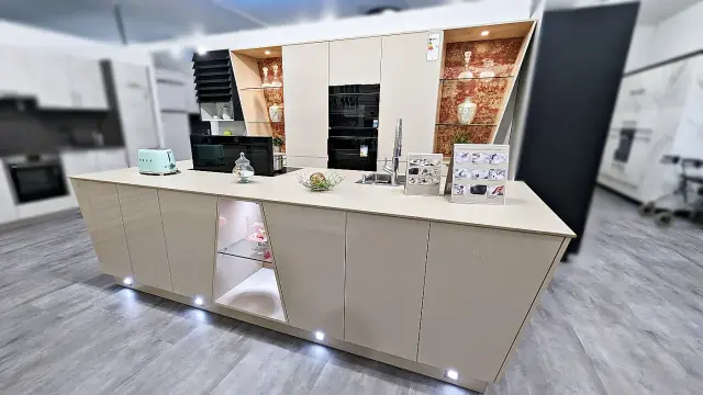 Kuhlmann VIDA Insel-Designküche Kashmir Hochglanz von Kuhlmann Küchen