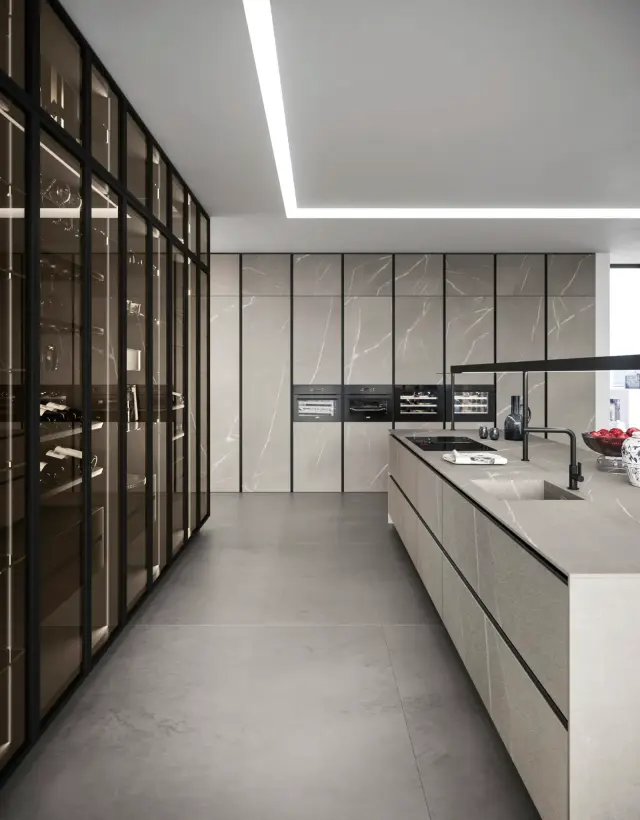 Minimalistische Küche mit Kochinsel in Piasentina Stone Keramik mit Arbeitsplatte aus Keramik von Snaidero