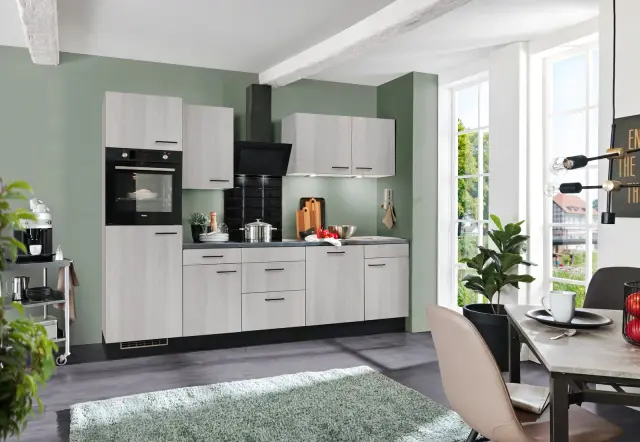 Moderne Küche in Hell, Holzoptik mit Arbeitsplatte aus Holzwerkstoff von wiho Küchen