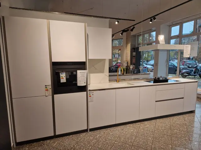 Rational Tio Arktisweiß matt mit Miele-Geräten und Dekton-Platte von Rational