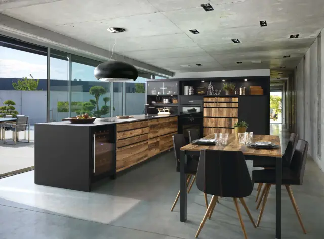 Industrial-Küche mit Kochinsel in Arcos in „Murphy“ (melaminbeschichtet, 25 Farben), Arcos Sweet in „Black Sweet“ (ultramatte Lackierung mit Softtouch, acht Farben), Arbeitsplatte aus Schichtstoff in „Nano Black“ von Schmidt Küchen