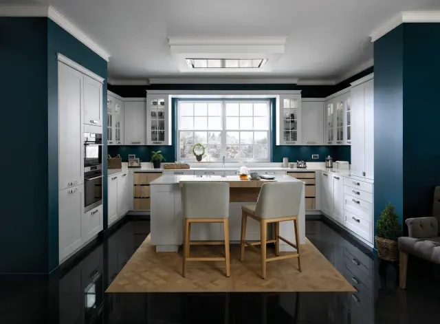 Landhausküche mit Kochinsel in Front „Celest“ (massive Eiche, Mittelteil aus furnierter Esche, offenporig mit Hydrolack lackiert), laut Katalog in zehn Farben ohne Mehrpreis, Arbeitsplatte aus Quarzo-Arbeitsplatte in „Lyskam“ von Schmidt Küchen