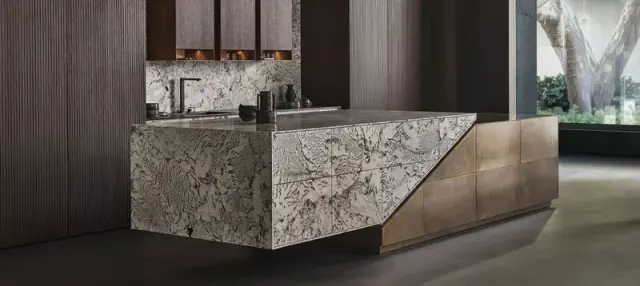 Eggersmann SKYWALK Kochinsel aus Granit White Tiger mit diagonal verschobenem Block aus bronziertem Messing