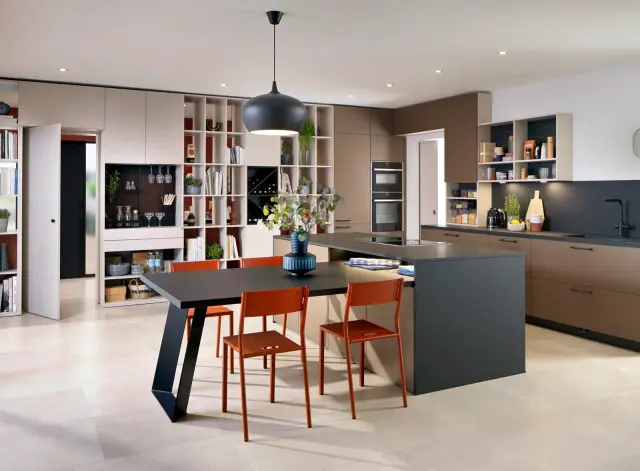 Moderne Küche in Front „Corten“ (melaminbeschichtet), laut Katalog in drei Farben ohne Mehrpreis mit Arbeitsplatte aus Schichtstoff in „Nano Black“ von Schmidt Küchen