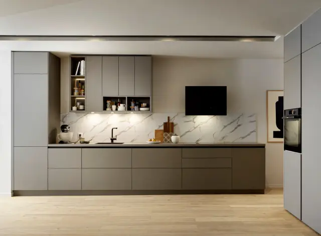 Minimalistische Küche in Front „Claystone Sweet“ (ultramatte Lackierung mit Softtouch auf der Vorderseite), laut Katalog in acht Farben ohne Mehrpreis, Arbeitsplatte aus Schichtstoff in „Nano Claystone“ von Schmidt Küchen