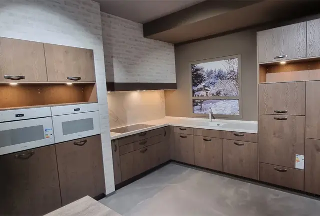 L-Küche in Holzoptik mit Miele-Geräten