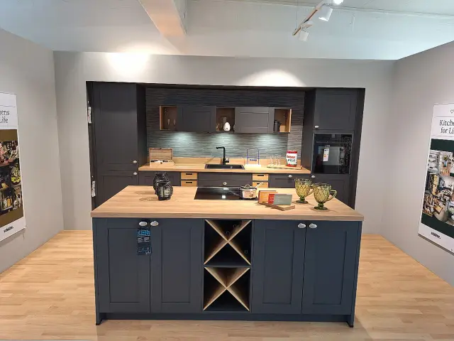Schüller Casa Inselküche Lavaschwarz satin
