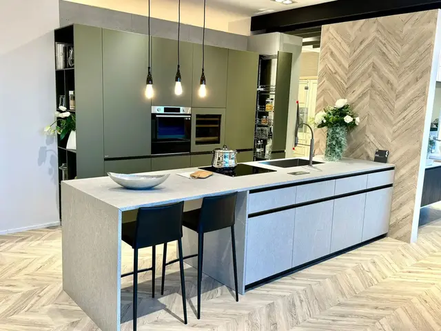 Scavolini Boxi Verde Minerale mit Insel, Pietra Salina von Scavolini