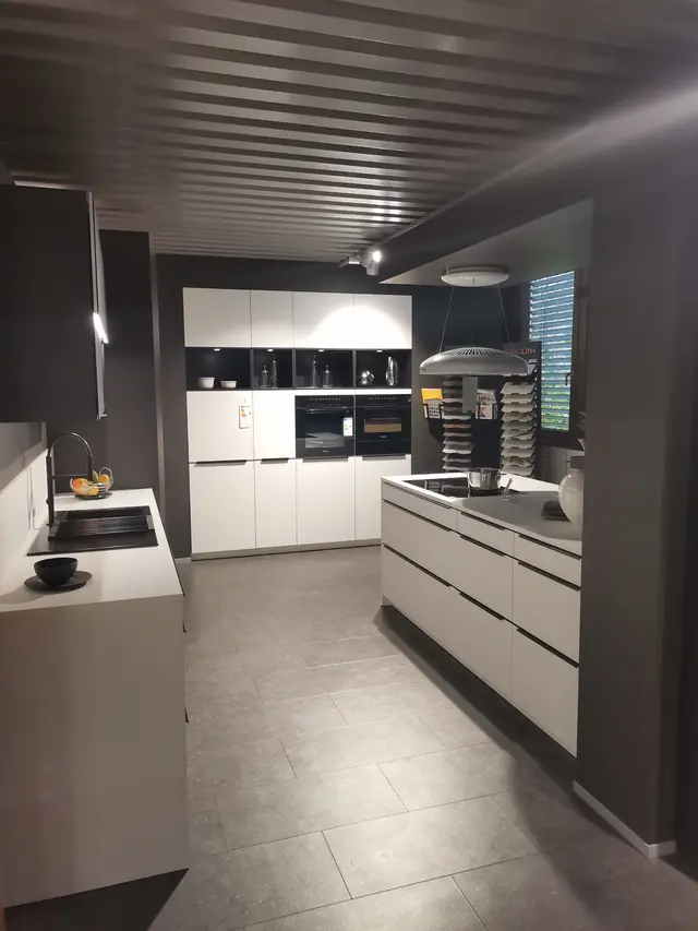 Inpura AV 2135 Kristallweiß mit Miele Kochstelle von Inpura