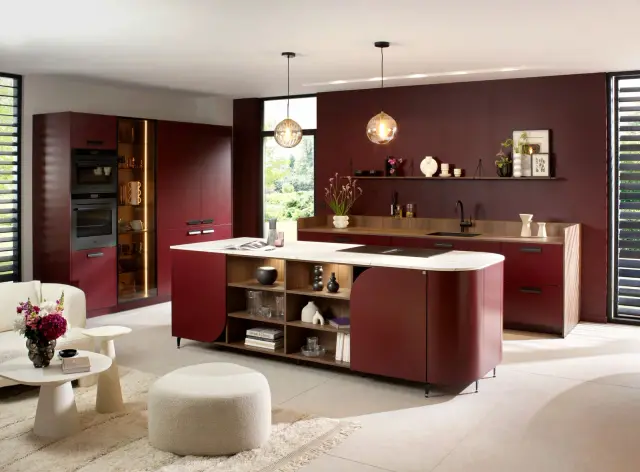 Designküche mit Kochinsel in Front „Purple“ (matter Hydrolack), laut Katalog in 21 Farben ohne Mehrpreis mit Arbeitsplatte aus Schichtstoff in „Gold Marmor“ und „Fox“ von Schmidt Küchen