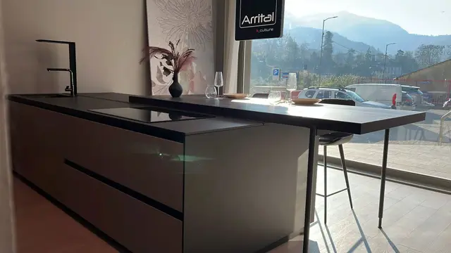 Arrital Ak_Project Up mit Insel, Lack matt Crema und Jaipur von Arrital