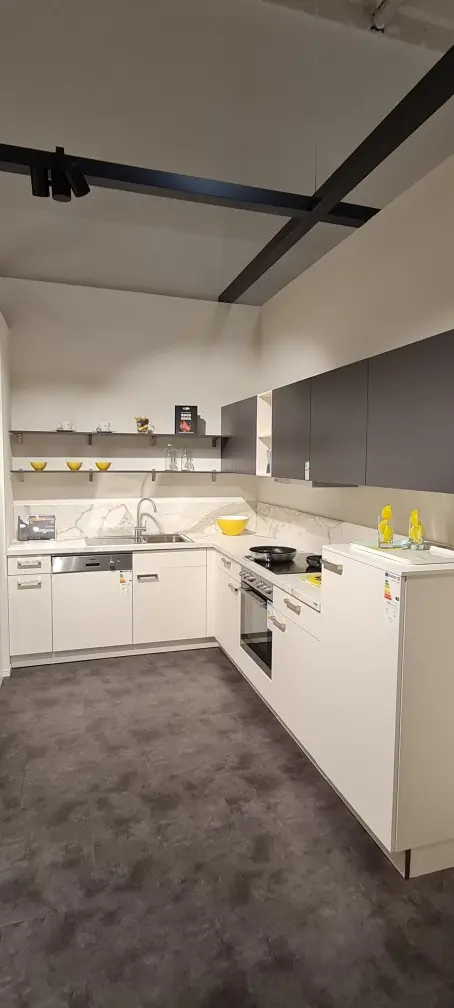 Moderne Küche in NOLTE Musterküche 23 von MEDA Gute Küchen