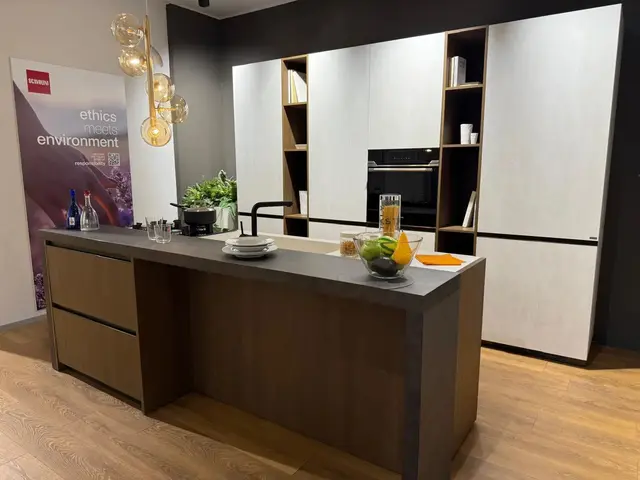 Scavolini Boxi mit Insel und Frühstückstresen, Rovere Gessato Biondo von Scavolini