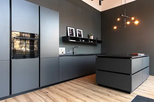 Scavolini Liberamente grifflos Anthrazit mit Insel und Bosch-Geräten von Scavolini
