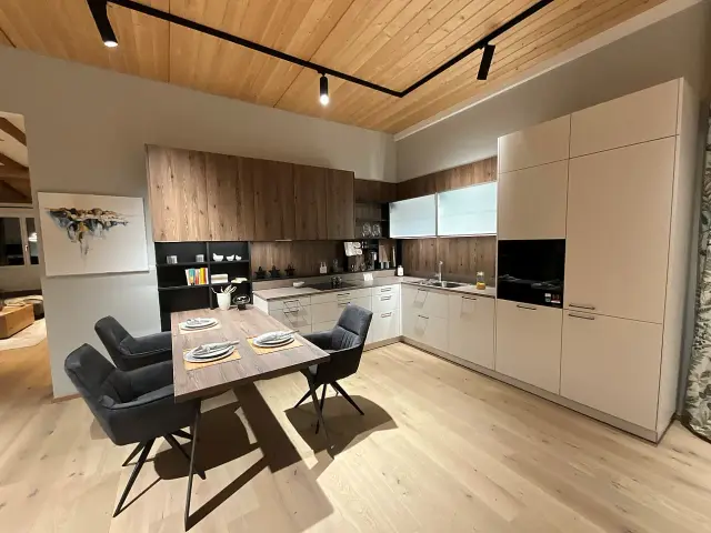 ewe Nuova / Unita Küche mit Sitzplatz Angora Berglärche von ewe Küchen