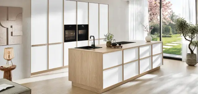 Nobilia-Küche SENSO 488 – Inselküche Weiß mit Designlinie Sakura